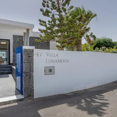 Vila Lunamoon, *
